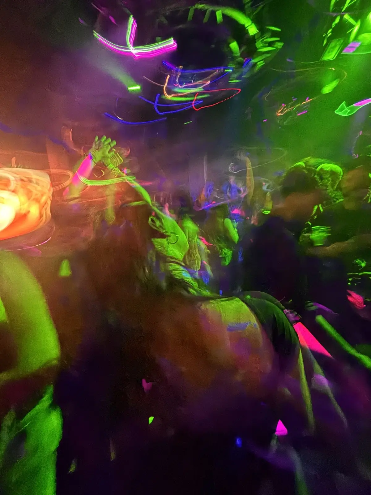 Foule en silhouette devant une performance dans un sous-sol aux murs de pierre