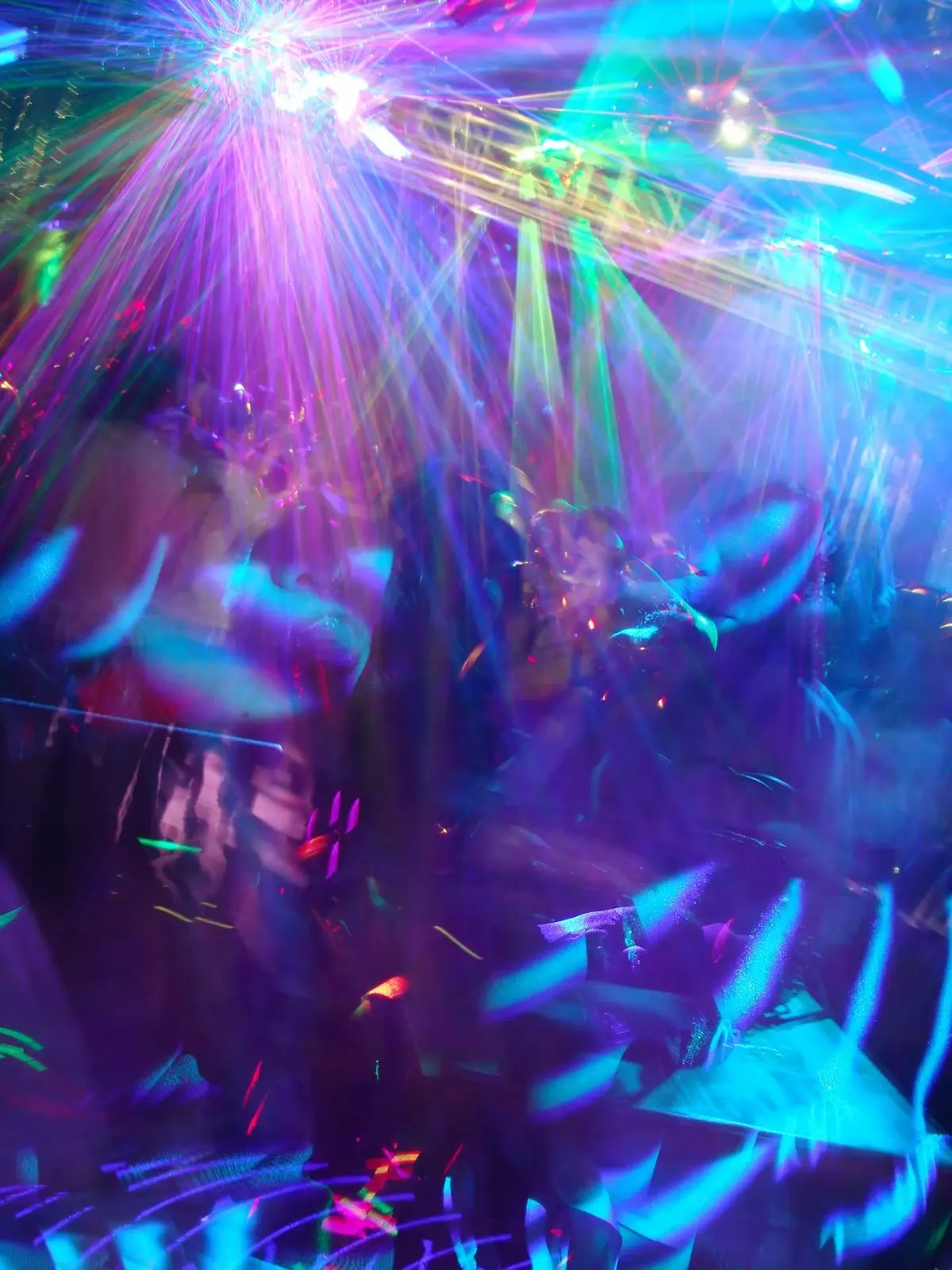 Sous-sol d'église faiblement éclairé par un seul faisceau de lumière